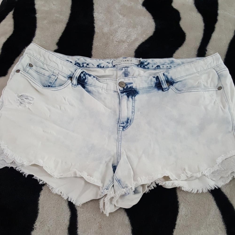 Torrid acid washed distressed Jean shorts 20 cute